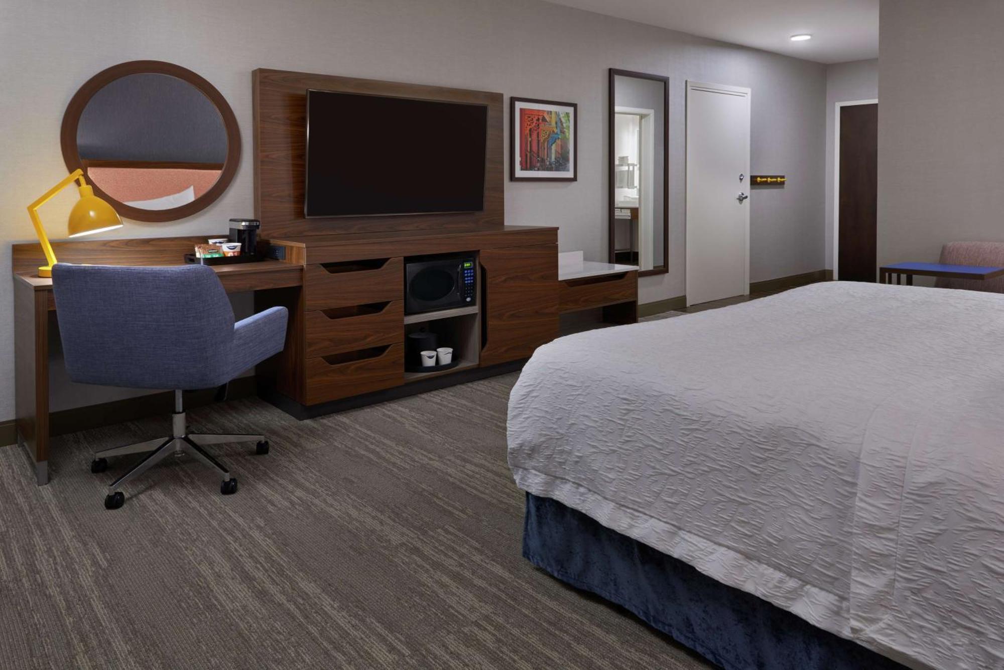 Hampton Inn & Suites Montreal-Dorval Exterior photo