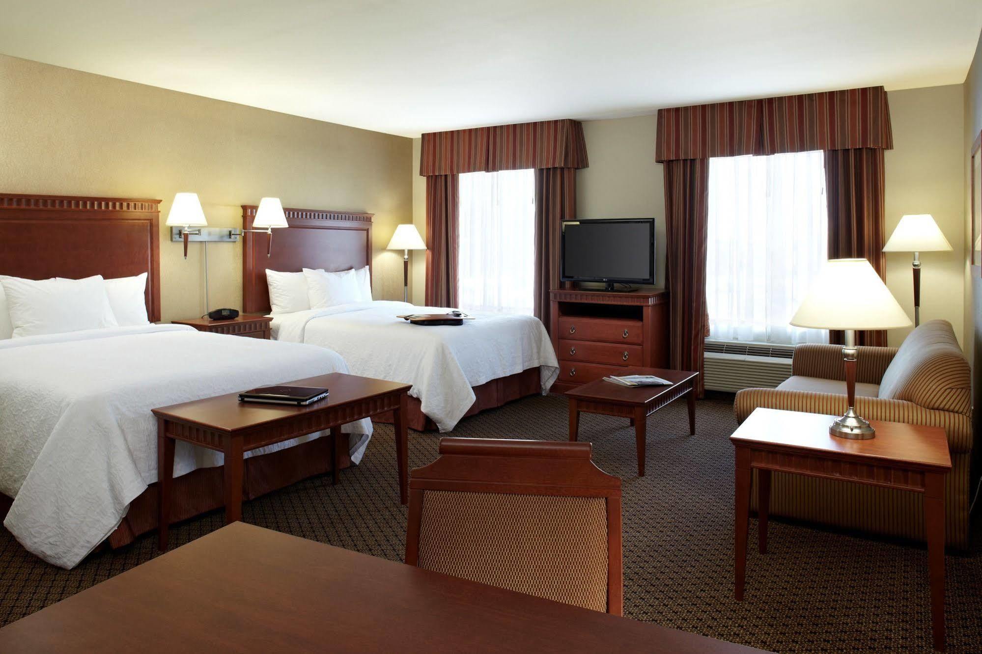 Hampton Inn & Suites Montreal-Dorval Exterior photo